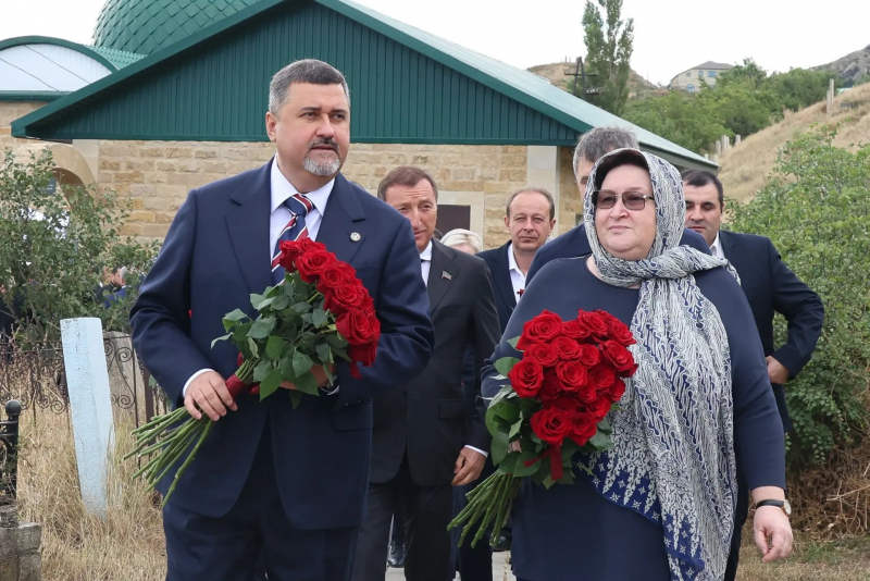 Фёдор Щукин почтил память Расула Гамзатова